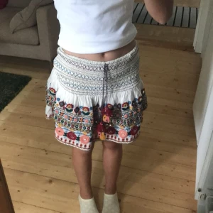 Zara kjol - Fin kjol från zara som inte säljs längre. Köpt här på plick men passade tyvärr inte. Storlek M men passar även S och L då den är stretchig. Använd inte köp nu skriv istället till mig om ni är intresserade!💗