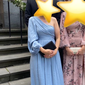 Na-kd/ klänning xs/s - Super skön klänning som jag använt vid ett bröllop. Passar även för bal. 