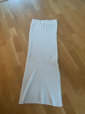 Kjol - Vit stickad kjol. Storlek S.Tveka inte att höra av er om ni undrar över något💗