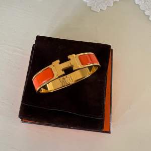 Hermes armband i Hermes klassiska färger guld och orange. Väldigt fint skick, sparsamt användt. Nypris 7000kr. Storlek PM (mindre). Köpt på Heathrow i London. 