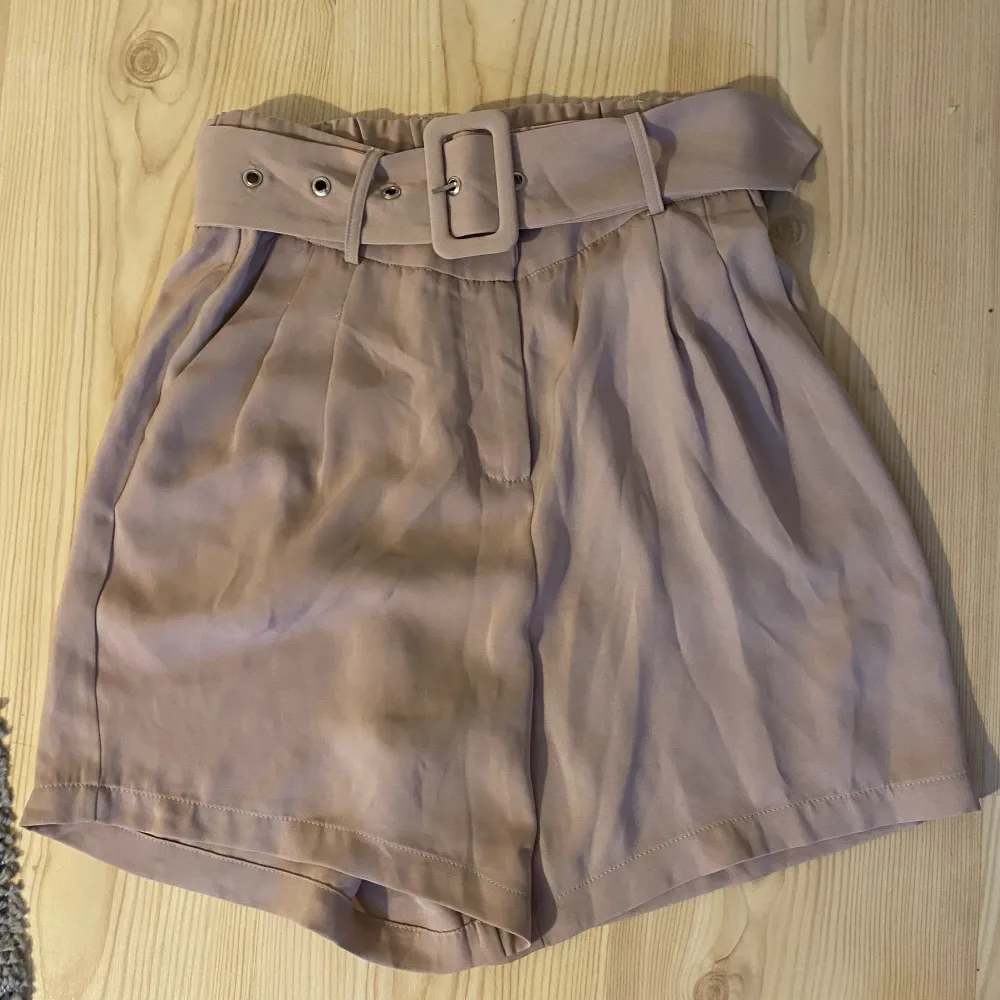 Fina shorts i puderrosa färg. Aldrig använda, endast testade. Storlek XS från pieces. Shorts.