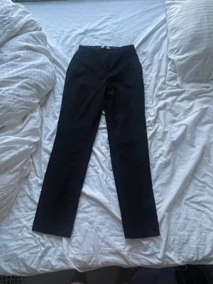 Kostymbyxor  - Sköna kostymbyxor mid waist 