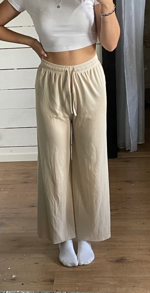 Byxor  - Byxor av lätt strechigt material som passar perfekt för sommaren eller dagar hemma  Aldrig använda 