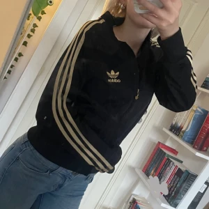 Adidas kofta - SÄLJER FLER Adidaskofta i fint skick med tryck fram och bak. Storlek xs men funkar även till en S om man vill ha den lite tajtare. Använd gärna köp nu.
