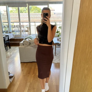 Kjol  - Fin brun kjol som är mycket användbar. 