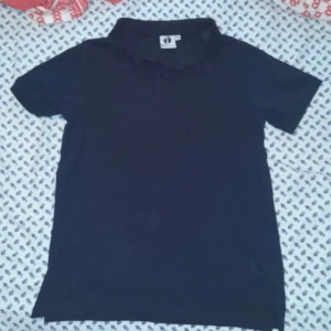 Mörk blå pike - Säljer eftersom den är för liten helt ny