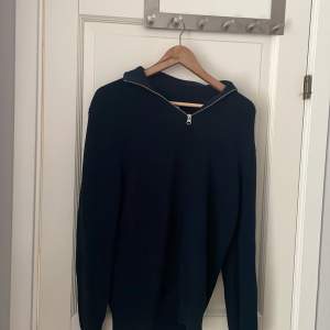 Säljer nu denna snygga blåa zip tröjan från Zara. Tröjan är perfekt nu till hösten och är i storlek M men passar även S.  Passar med många outfits. Nypriset ligger på 499 kr. Skicket är 8/10 och har använt den i ett par månader. 