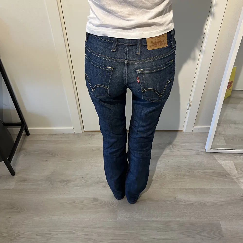 Lågmidjade jeans från Levis (pris kan diskuteras vid snabb affär) Midjemåttet 34cm Innerbensmåttet 77cm. Jeans & Byxor.