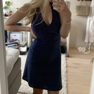 Glittrig klänning - Blåglittrig klänning från Venderbys säljes! Använd enstaka gång så i toppenskick! Passar XS/S