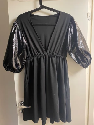 svart klänning med lack armar - LARGE