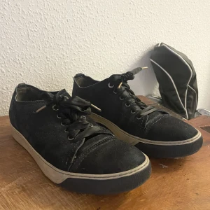 Lanvin sneakers storlek 45 - Säljer ett par Lanvin sneakers i blå mocka storlek 45. Skorna är använda men har absolut liv kvar. Snöret är i sammet vilket blir en snygg kontrast går att byta såklart.