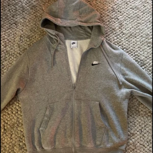 Nike tröja - Nike tröja som jag inte använder så tänkte sälja den till nån som ör intresserad den är i använd i bra skick