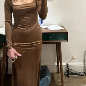 Klänning - Har en klänning som jag knappt har använt. Färgen är inte min favorit, men den visar upp min figur på ett fantastiskt sätt.