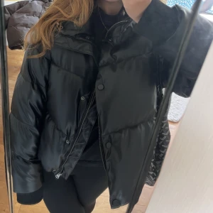 Zara jacka - Säljer min snygga jacka från zara. Köpt för några år sedan så tror inte den går att få tag på längre. Knappt använd så nyskick! Ingen luva. Materialet är läderimitation💕