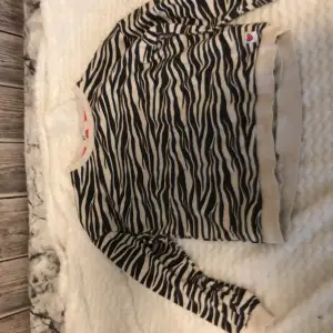 En zebramönstrad tröja i storlek 134-140