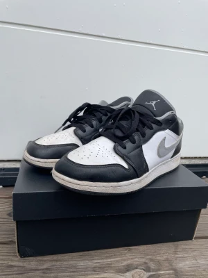 Jordan 1 Black Mediun Gray Low  - I bra men använt skick, nytt pris  3 199, köpte från Merchsweaden.  Box kommer med. 
