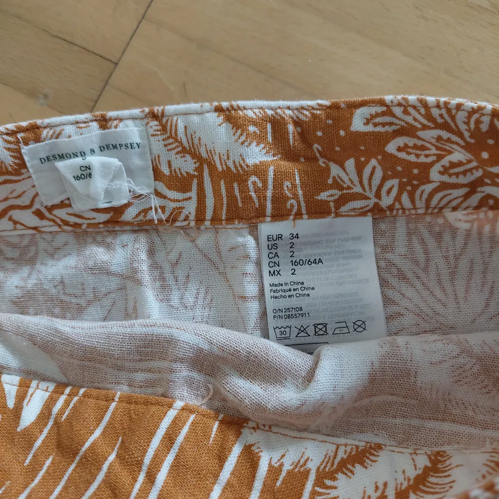 Mönstrad orange kjol från H&M, oanvänd.. Kjolar.