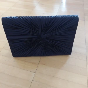 Svart partyväska - En svart partyväska med en avtagbar kedja, oanvänd.