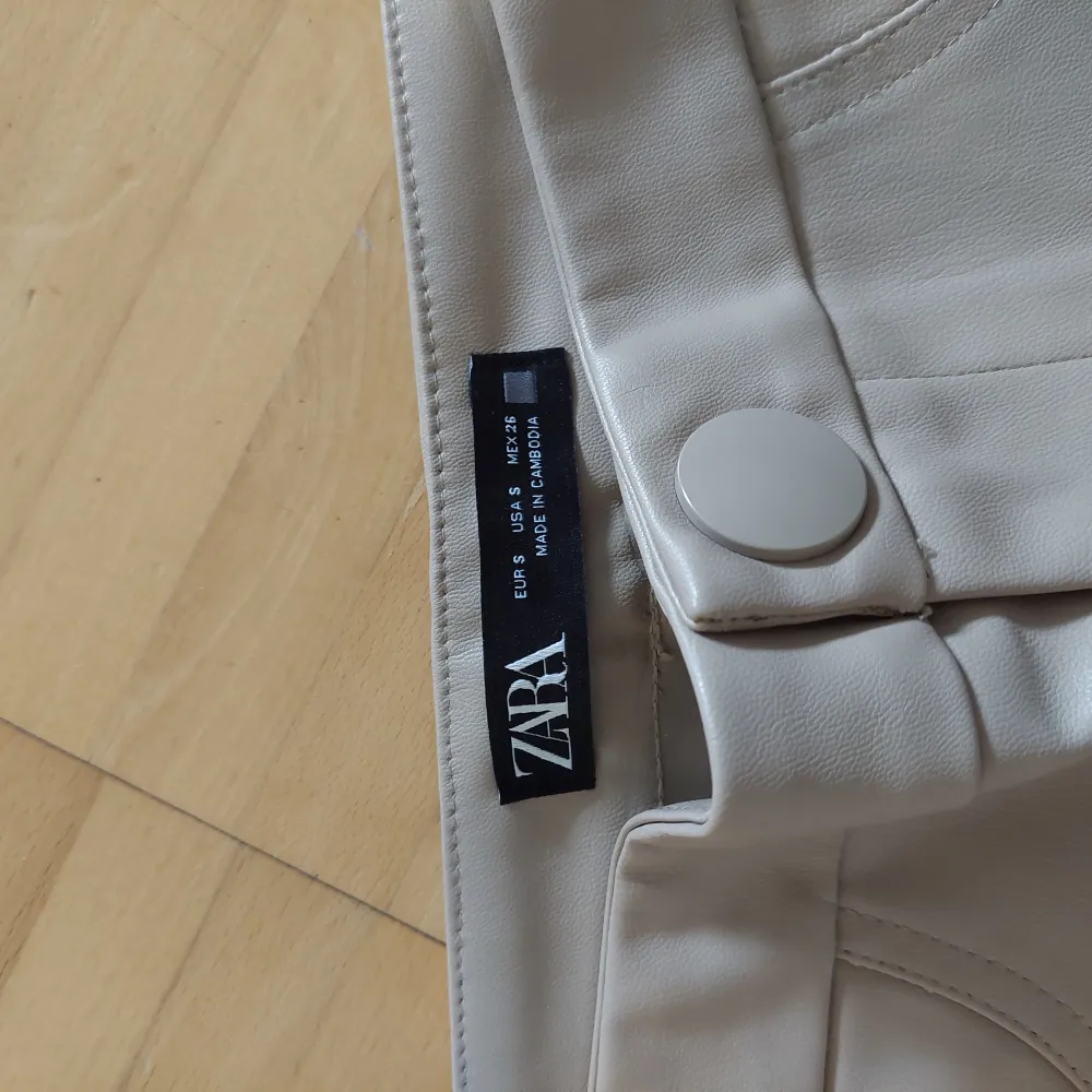 Beige skinnbyxa från Zara, använd endast 1 gång. . Jeans & Byxor.