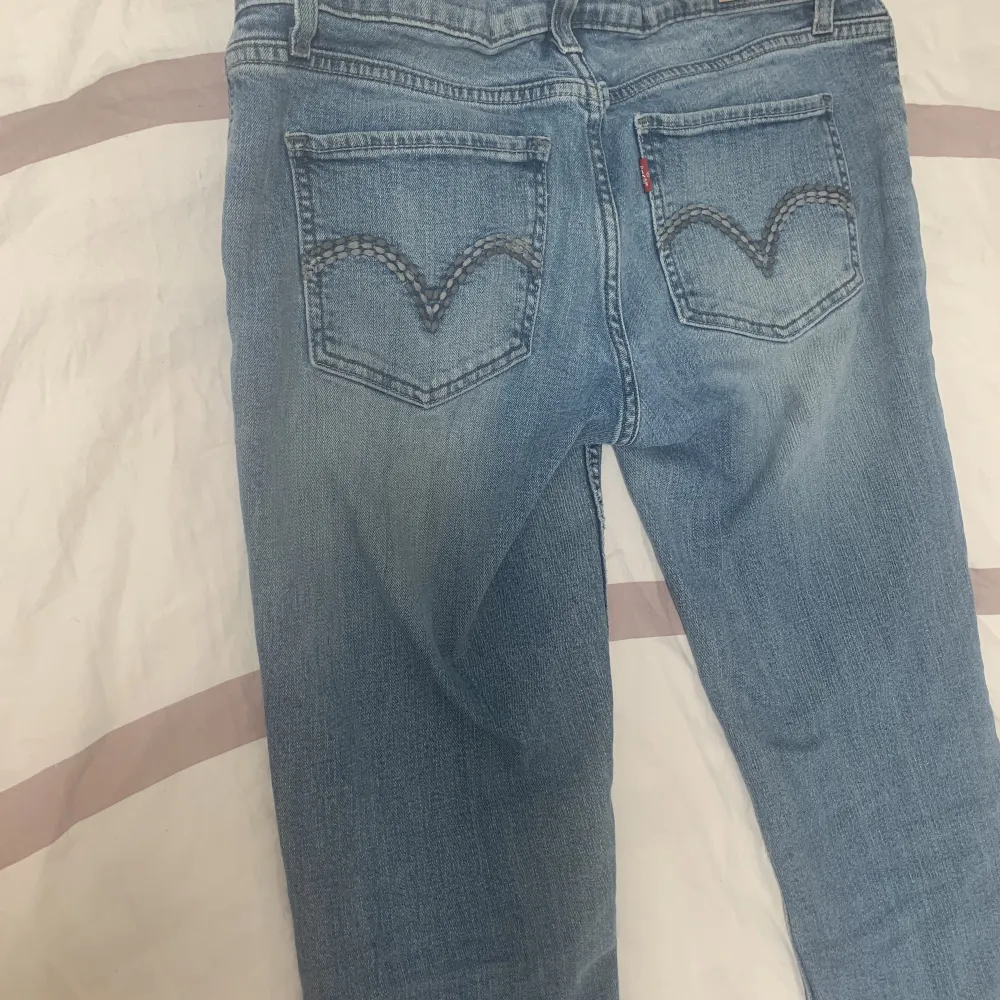 Lågmidjade Levis jeans  i ganska bra skick. Köpta här på plick. Storleken är ungefär 26/27 i midjan och ungefär 31/32 i längden. 💗. Jeans & Byxor.