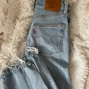 Säljer dessa ursnygga Levisjeans 501or i ribcage straight, fransar längst ner och slutar vid ankeln. Säljer då de blivit lite för små på mig