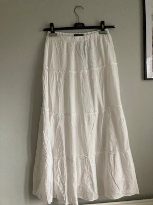 Brandy melville kjol - Helt ny med lapp på, passade inte mig därför säljer jag den. Kom dm för mer bilder eller om du är intresserad 💓 jag är 174