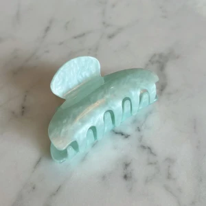 Hårklämma - Ljusblå hårklämma - 20kr. Om du vill köpa något mer utav mig, så skriv innan du klickar på ”köp nu” så löser jag en samfrakt! 🥰