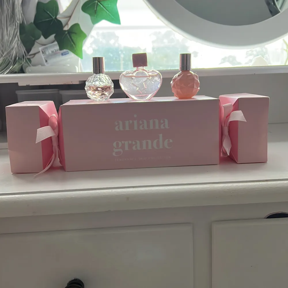 Säljer de här Ariana Grande fragrance trio för 200kr plus frakt. . Accessoarer.