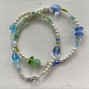 🐠Lagoon necklace🐠 Halsband gjort på metall wire med pärlor i blått och grönt. Kort längd men kontakta mig om du vill ha en specifik längd eller någon ändring☺️