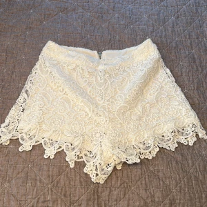 Shorts  - Polyester kortbyxor från Lindex  Stl 36