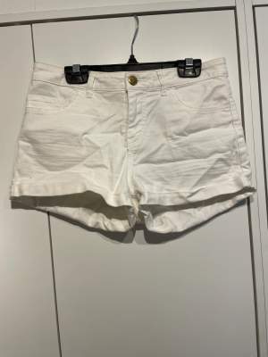 Ett par vita shorts perfekt nu när det är sommar säljer pga dom kommer inte till användning använda några gånger!💕