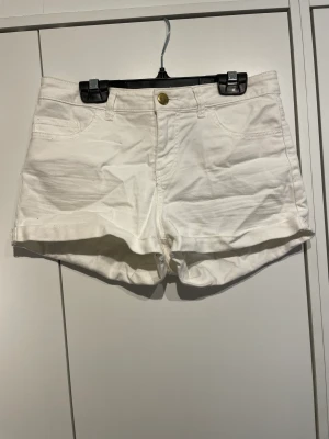 Vitt shorts💕 - Ett par vita shorts perfekt nu när det är sommar säljer pga dom kommer inte till användning använda några gånger!💕