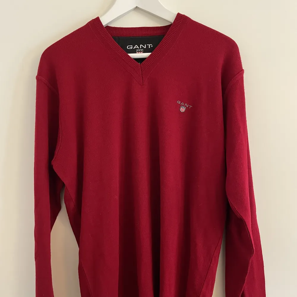 En röd Gant tröja för herr i bra skick. Storlek XL. Tröjor & Koftor.