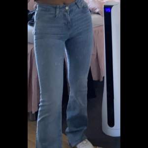 Super fina mid waist/ low waist jeans från zara. De har varit mina favoriter, men måste sälja då de inte passar längre.