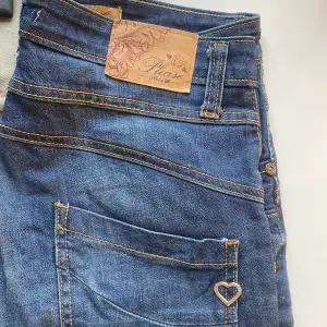Ett par Please jeans i storlek X small (dam). Tyvärr är dem försmå för mig. 