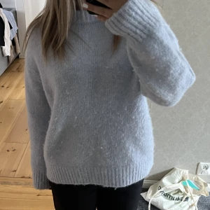 Stickat tröja  - Stickad tröja från Zara, använt en gång så den är i mycket bra skick.