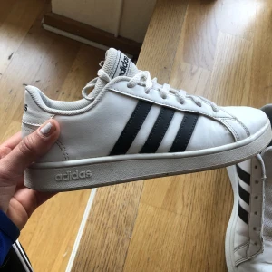 Adidas skor  -  säljer dessa skitsnygga adidas skor som tyvärr blivit för små för mig, finns bild på vad det är för storlek! Om ni har frågat var inte rädd för att fråga 💕ena skosnöret är borta! Men man kan såklart köpa nya😻