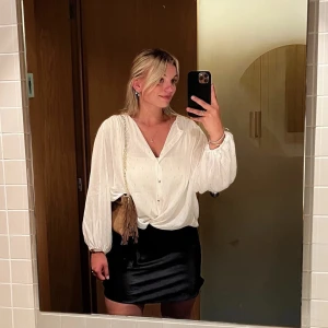 Satinkjol - Superfin svart satin kjol som enbart är använd en gång. 🖤 storlek M