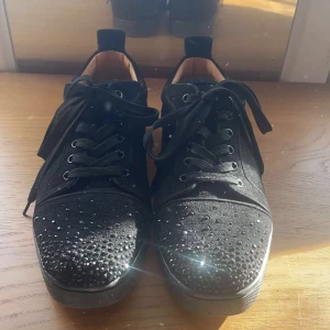 Loubs - Tja! Säljer nu mina sjukt feta loubs då jag är sugen på något nytt. Dom har kristaller fram istället för spikar (sjukt ovanliga!) kvitto box följer me. Skicka gärna ett PM för mer bilder eller funderingar😊