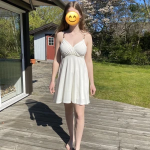 Klänning - Vit Chiara Forthi klänning med gulddetaljer, perfekt till sommaren, midsommar, student, konfirmation, skolavslutning, är något liten på mig, storlek xs, använd några gånger