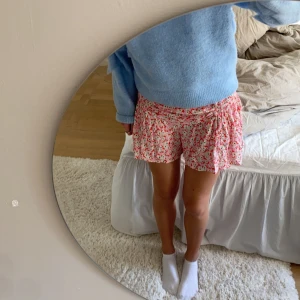  söt kjol - En super söt kjol nu till sommaren, en kjol fast med shorts i! Jätte strechig så passar nästan alla storlekar, själv är jag vanligtvis xs/s! Men kjolen är M, så skulle säga att alla passar i den!