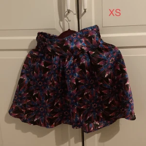 Kjolar - Snygga kjolar som är i bra skick!   Storlekar står på bilderna.  Bild 1: 30 kr. Sparsamt använd. Bild 2: 50 kr. I nyskick.  Bild 3: 40 kr. Använts en gång.  För mer bilder skicka meddelande.   