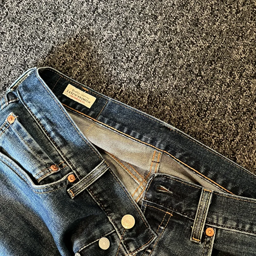Levis 501 jeans i bra skick nästan ny skick inga skavanker eller fel . Jeans & Byxor.