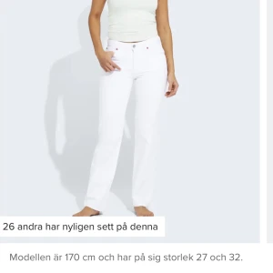 Low waist jeans - Säljer mina Lågmidjade jeans ifrån bik bok i fint skick. Säljer för att de ej kommer till användning. De är superfina och sitter som en smäck, frakt tillkommer💞nypris 700