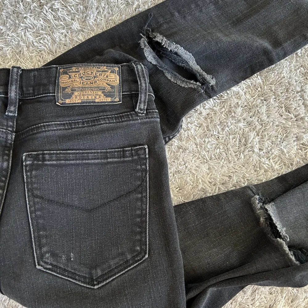 Säljer ett par crocker jeans style-sharp cut, fit-skinny, W28 L32 då dem är för stora i midjan✨Hål i knäna och slits, 100kr + frakt. Jeans & Byxor.