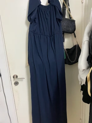 Klänning öppen vid sidan - Stilig och fin till sommar