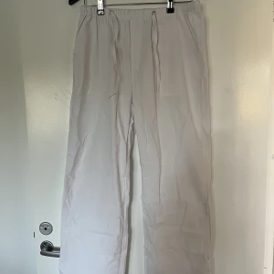 Vita Linnebyxor - Vita linnebyxor. Aldrig använda. Storlek M. Skriv för mer bilder osv. 
