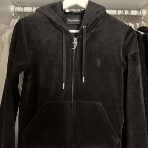 Juicy couture - säljer nu min juicy couture tröja i storlek Xs då den inte kommer till användning använt få gånger, som ny nypris 1200kr  mitt pris 550kr priset går att diskutera vid snabb affär