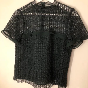 Zara topp - Säljer en topp från zara i fint skick, tror att den är slutsåld men vet inte. Hittar iaf inte på hemsidan!!💕