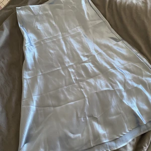 Satinkjol - Ljusblå satinkjol, fin nu till sommaren.☀️Använd en gång, så i nyskick. (Behöver strykas)